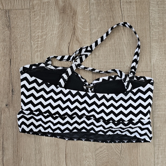 Torrid Chevron Print Bikini Swimsuit Top Plus Size 1 - Picture 3 of 5